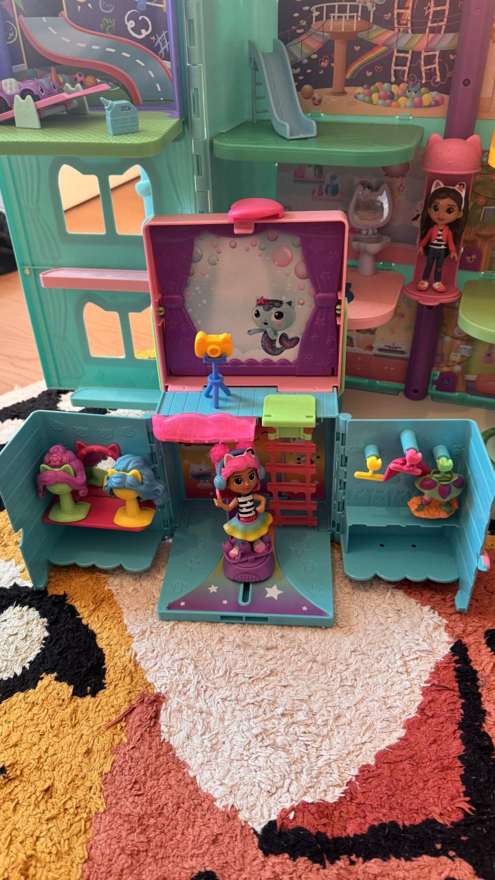 Gabby’s Dollhouse groot poppenhuis + figuurtjes & accessoires – compleet