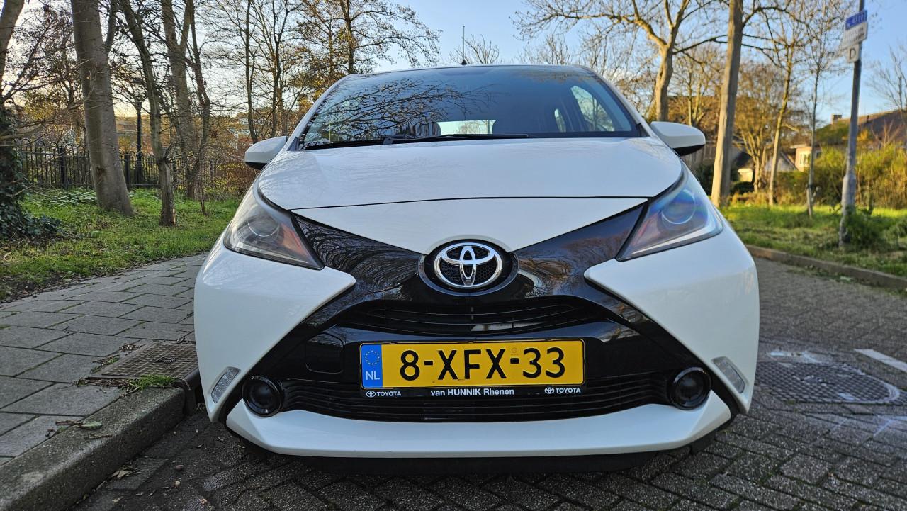 Zuinige TOYOTA AYGO X-PLAY / 1 Eig / NL AUTO / NAP / DEALER OND / 71.789 km