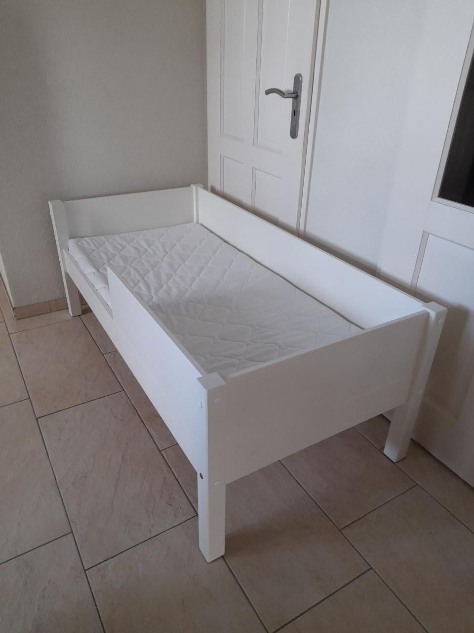 Peuter bed met matras (in goede nette staat )  150 x 70