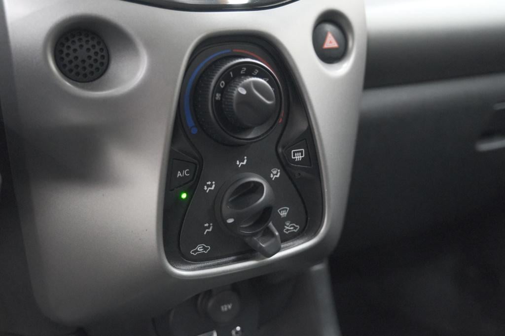 Toyota Aygo 1.0 vvt-i x-play | camera | airconditioning | allseasonbanden