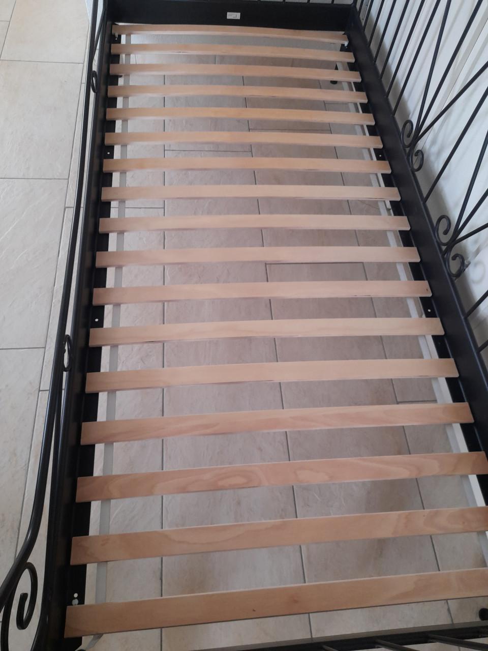 Zwart metalen 1 persoons bed 90 x 200 ( in goede staat )