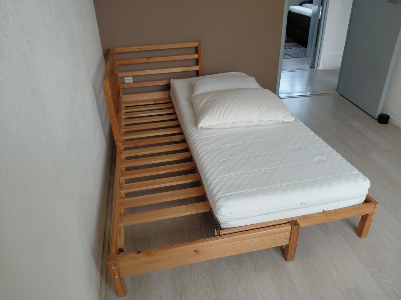 Gratis bank, bed, 2 stoelen, tafel