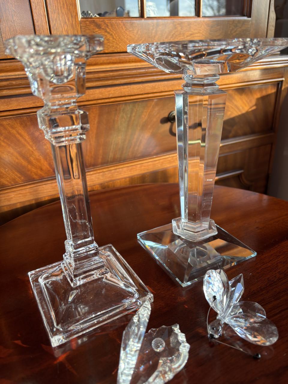 KRISTALLEN KANDELAARS EN 2 ZWAROWSKI  BEELDJES