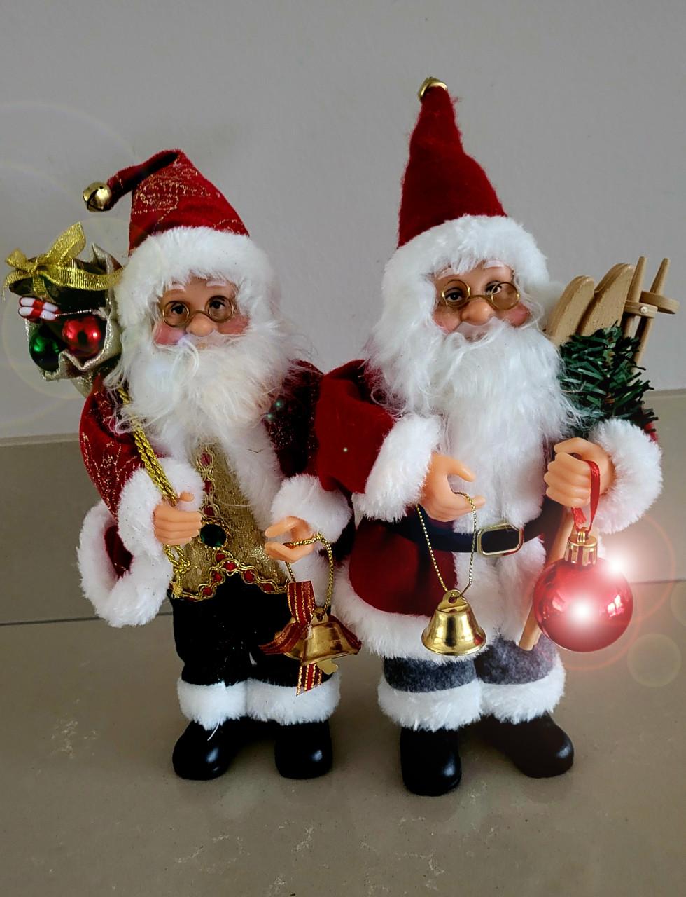 2 verschillende Kerstmannen 28 cm hoog (zo goed als nieuw)