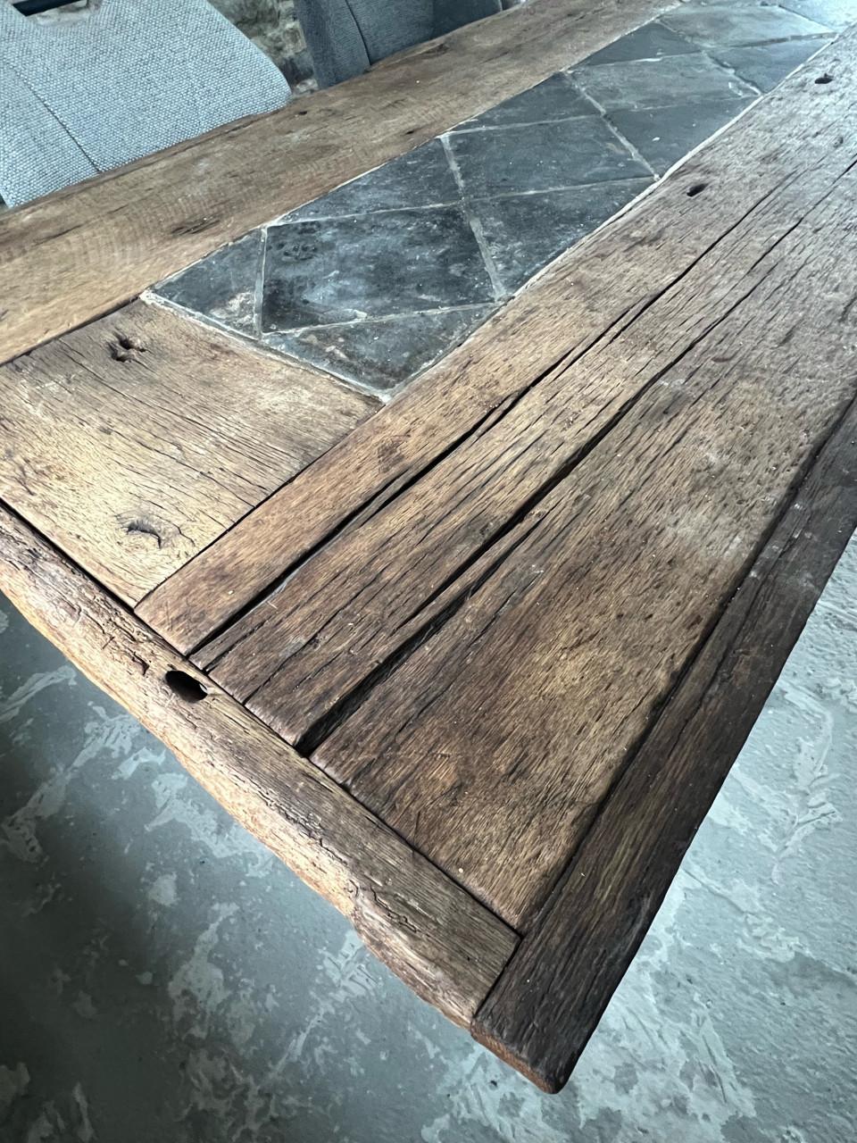 Stoere doorleefde eettafel