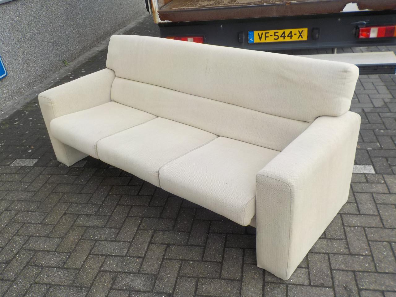 Mooie kwaliteit bank 215 cm breed in goede staat zit gedeelte kan verlengd