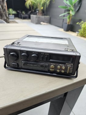 Werkend vintage oldtimer autoradio philips dc 552 met cassette....