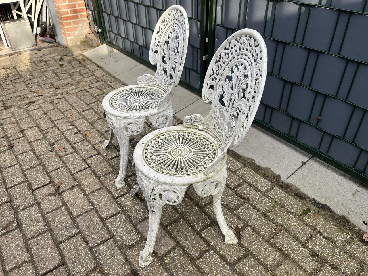 Bistrostoeltjes van gietijzer