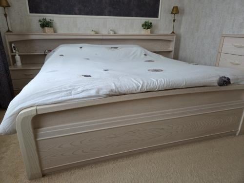 Ledikant in prima staat + bijpassend kastje/commode