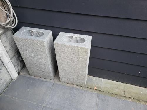 2 x natuurstenen voet