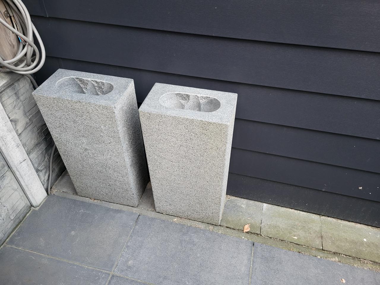 2 x natuurstenen voet