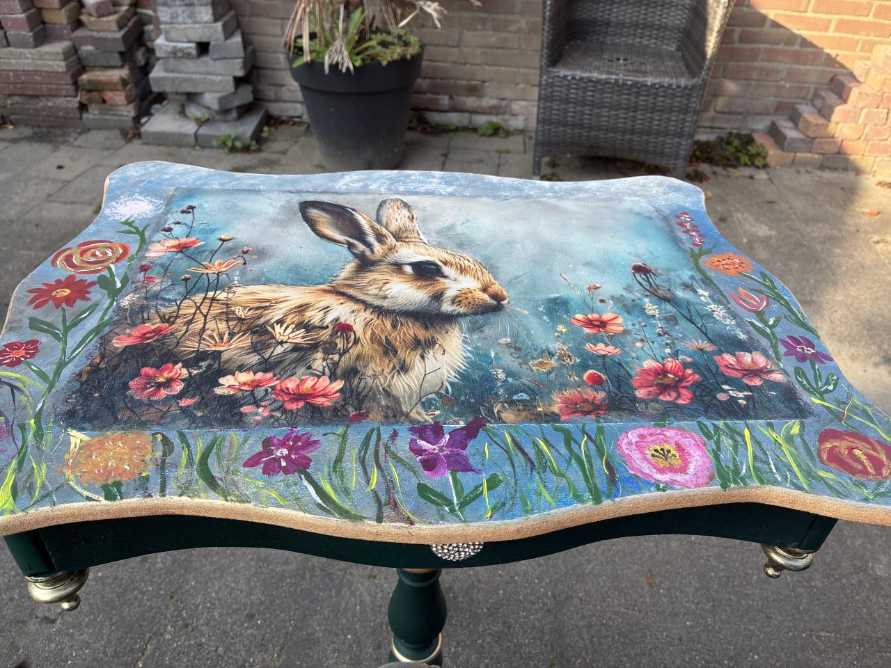 Uniek tafeltje met konijn en bloemen