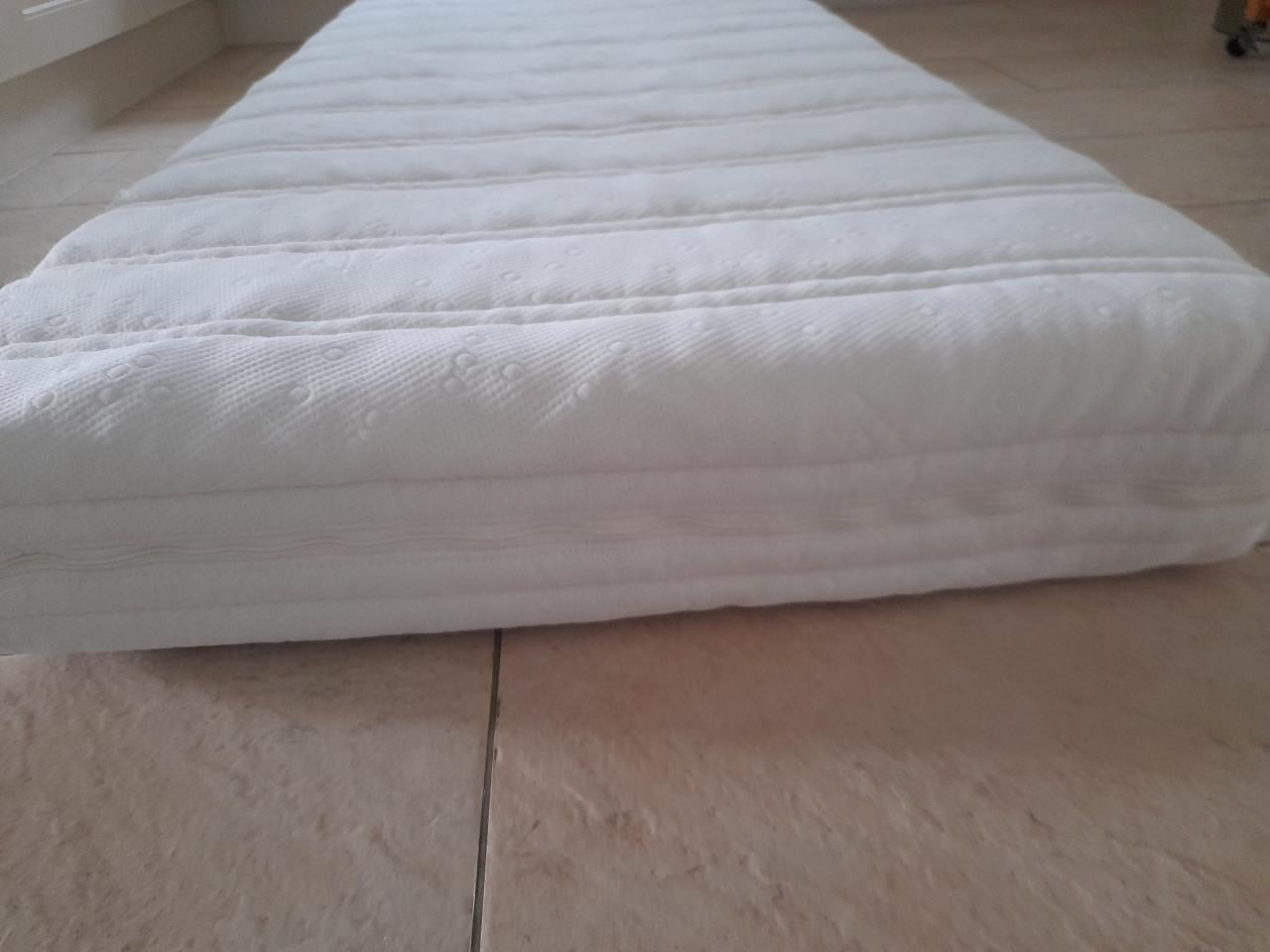 1 Persoons meiden bed  90 x 200 (in goede nette staat )