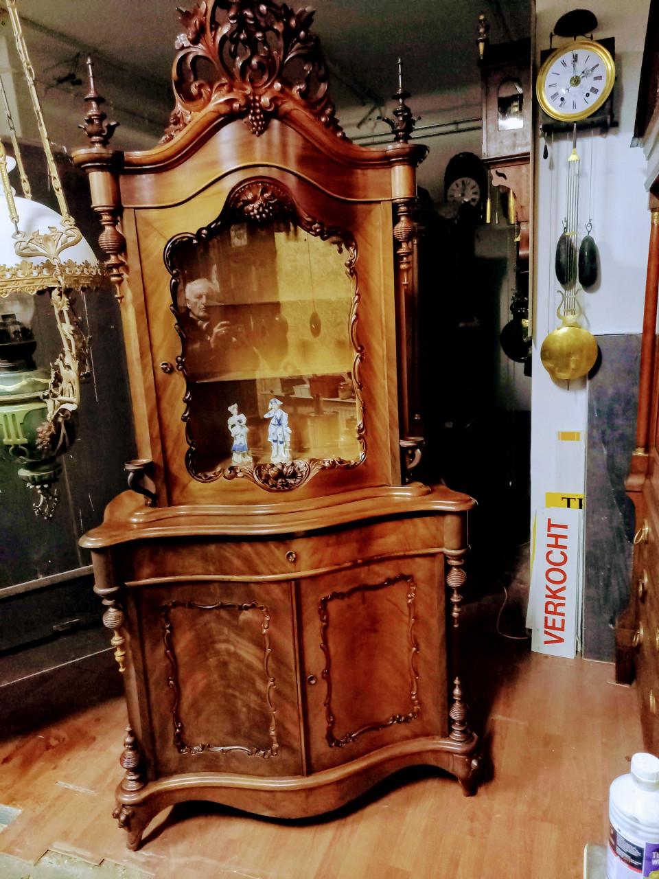 Wegens aanschaf nieuwe vloer ruimte nodig Zeeuws antiek kabinet ea