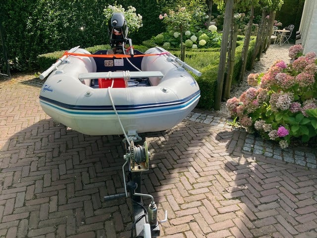 Rubberboot met 4 pk buitenboordmotor 2 takt.