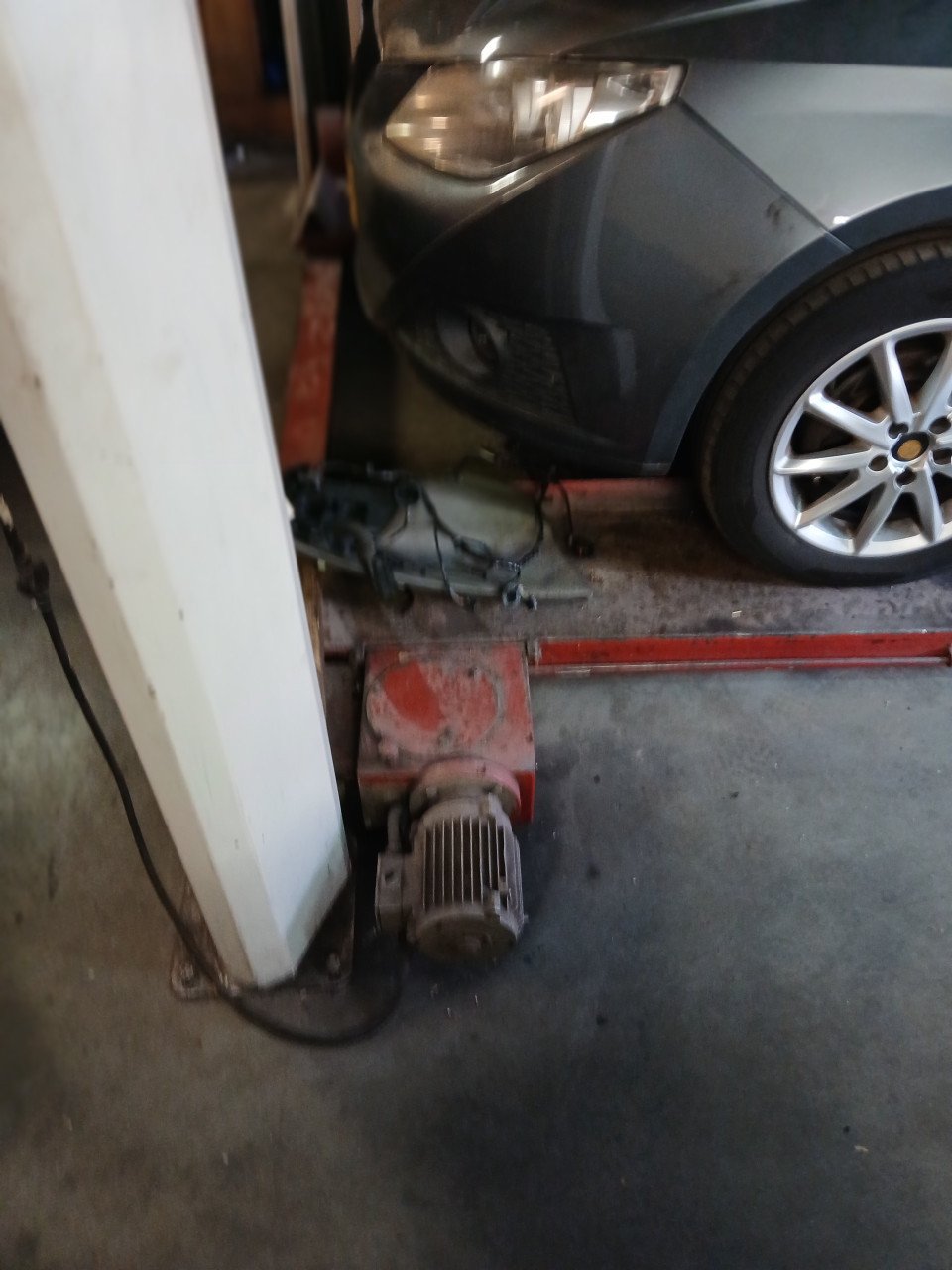 Te koop wat oudere koni 4 koloms hefbrug werkend te zien 250,= euro.