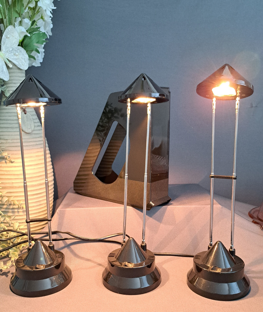 3 x bureaulamp en diverse bureauartikelen
