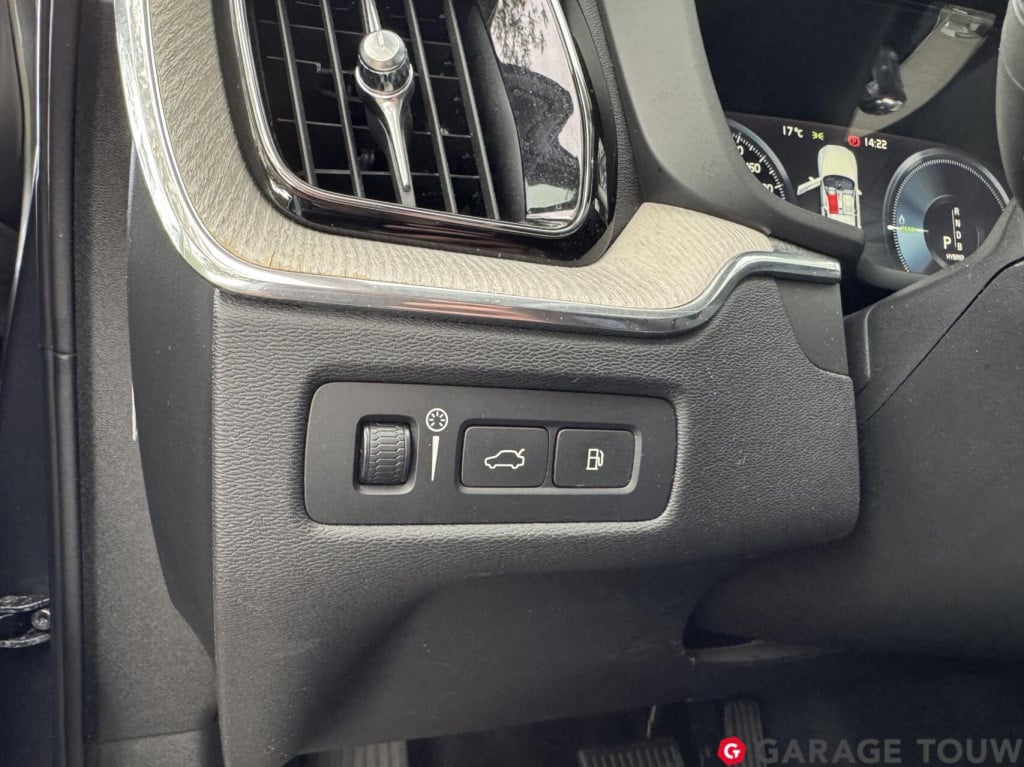 Volvo XC60 2.0 t8 twin engine awd inscription pano hud trekh