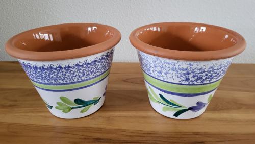 Set van 2 geglazuurde terracotta bloempotten
