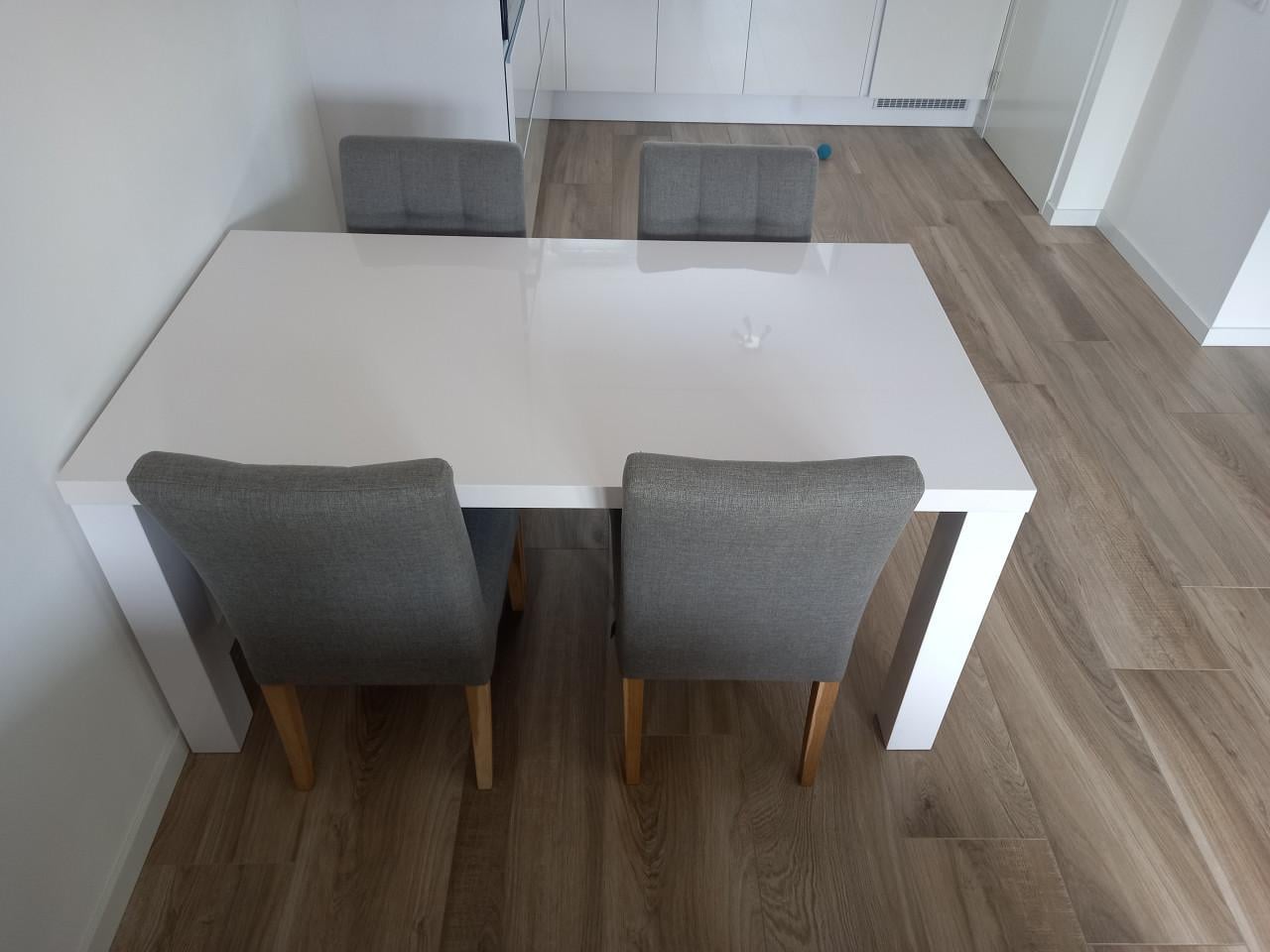 Eetkamertafel hoogglans wit en eetkamerstoelen taupe