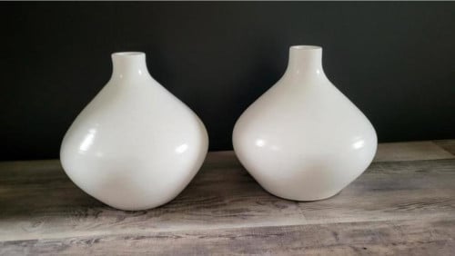 2 Witte vazen (30 x 30 cm) - € 5,- per stuk