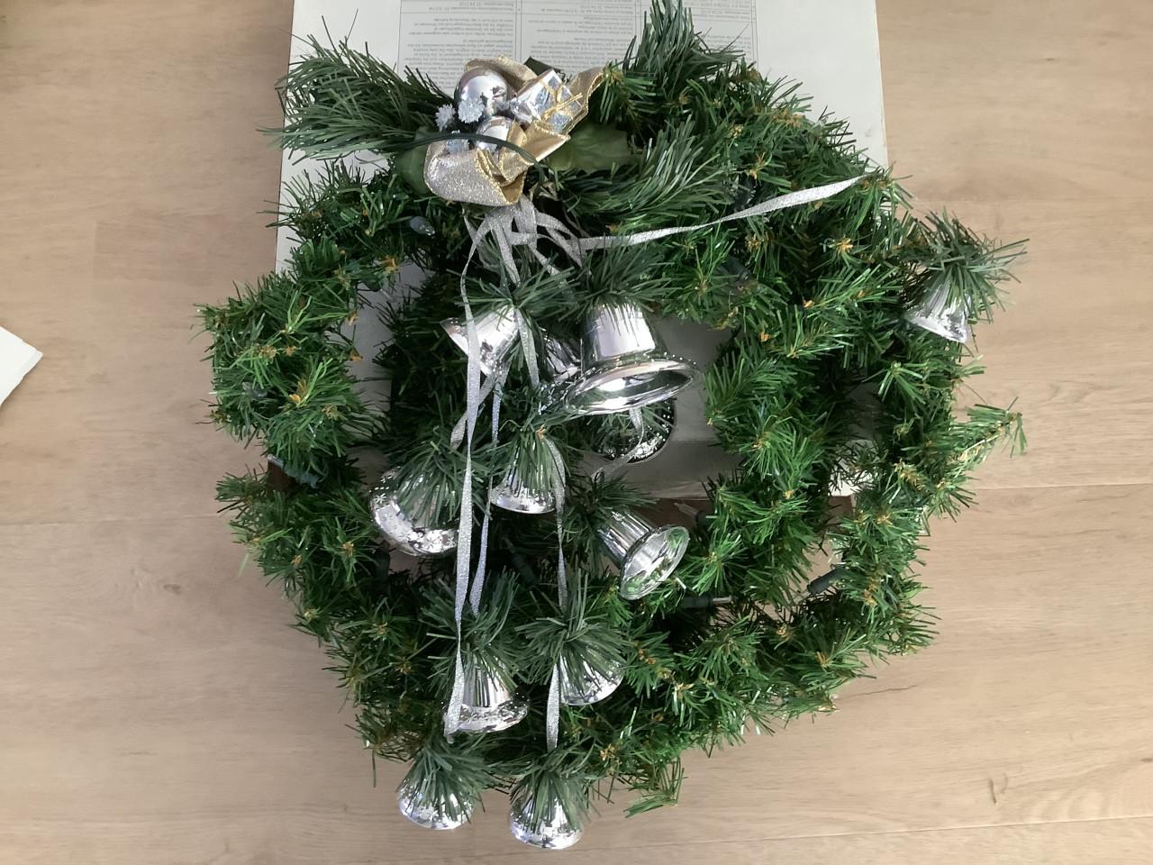 Volle doos met Kerstspullen, ballen, buitenverlichting. Alleen op te halen.