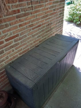 Kist met voerbussen