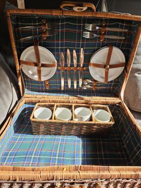 Vintage grote Picknickmand met Servies voor 4 Personen
