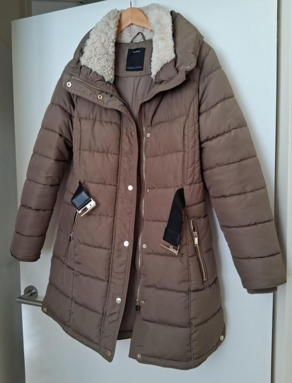 2  MOOIE  NETTE  WINTERJASSEN. SAMEN 10 EURO  MAAT 40