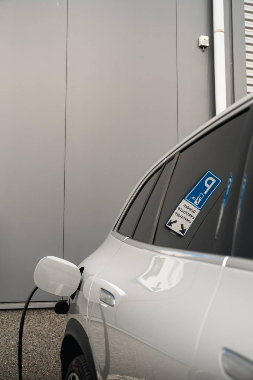 Mercedes-Benz B-Klasse 250 e amg line l panoramadak l 360 camera i head-up 