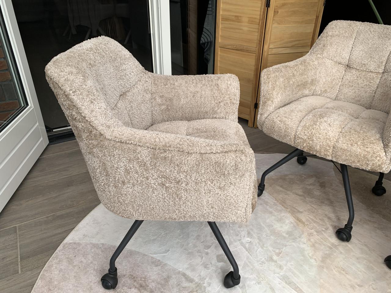 4 Eetkamerstoelen beige met wielen.