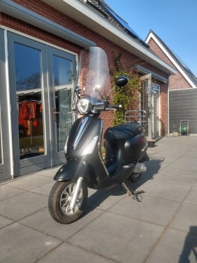 Leuke scooter GTS Bravo geel kenteken
