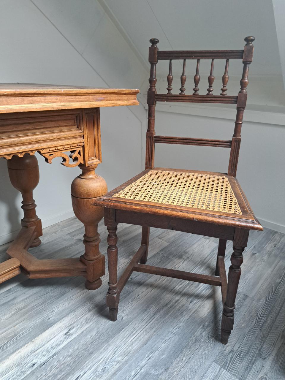 Antiek tafeltje met 2 stoelen