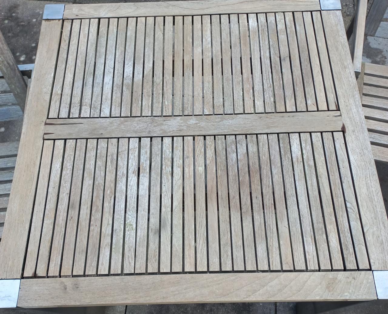 Tuintafel + 2 bijpassende stoelen