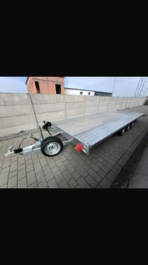 Splinternieuwe drie asser auto-ambulance.