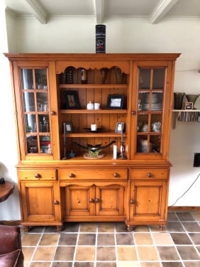 Houten buffetkast met glasdeuren.
