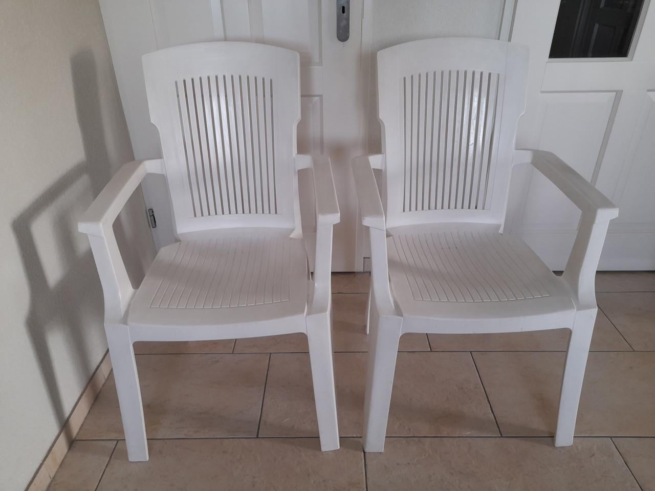 2 tuinstoelen (in goede staat )  Met wat hogere rugleuning!  Stapelbaar!