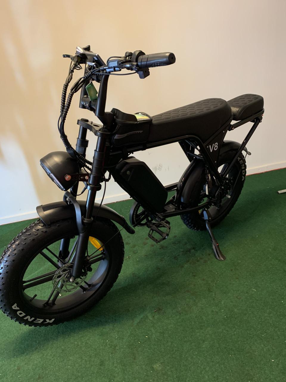 NU BIJ SCOOTERPROMO DE NIEUWE OUXI V8 GLOSSY BLACK EN NFC KAART NU 1095,=