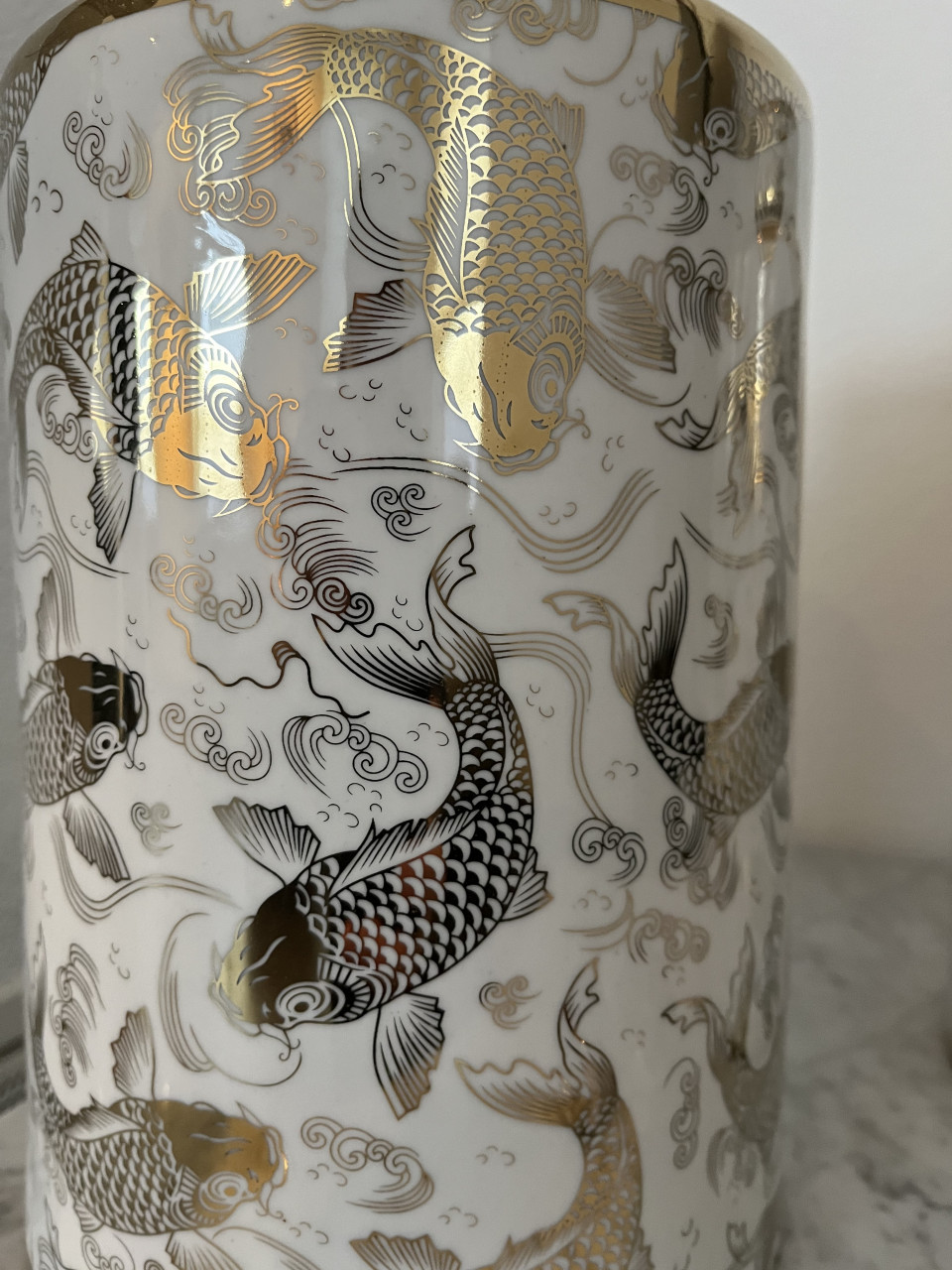 Twee decoratieve potten met gouden koi karpers