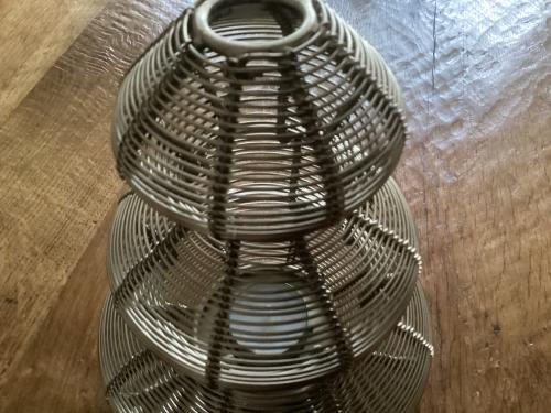 Decoratieve goudkleurige waxinelichthouder.