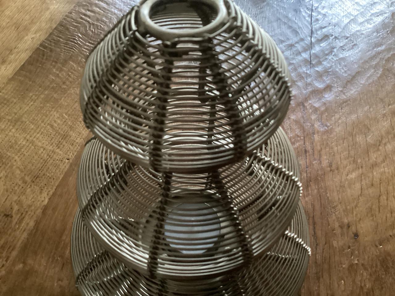 Decoratieve goudkleurige waxinelichthouder.