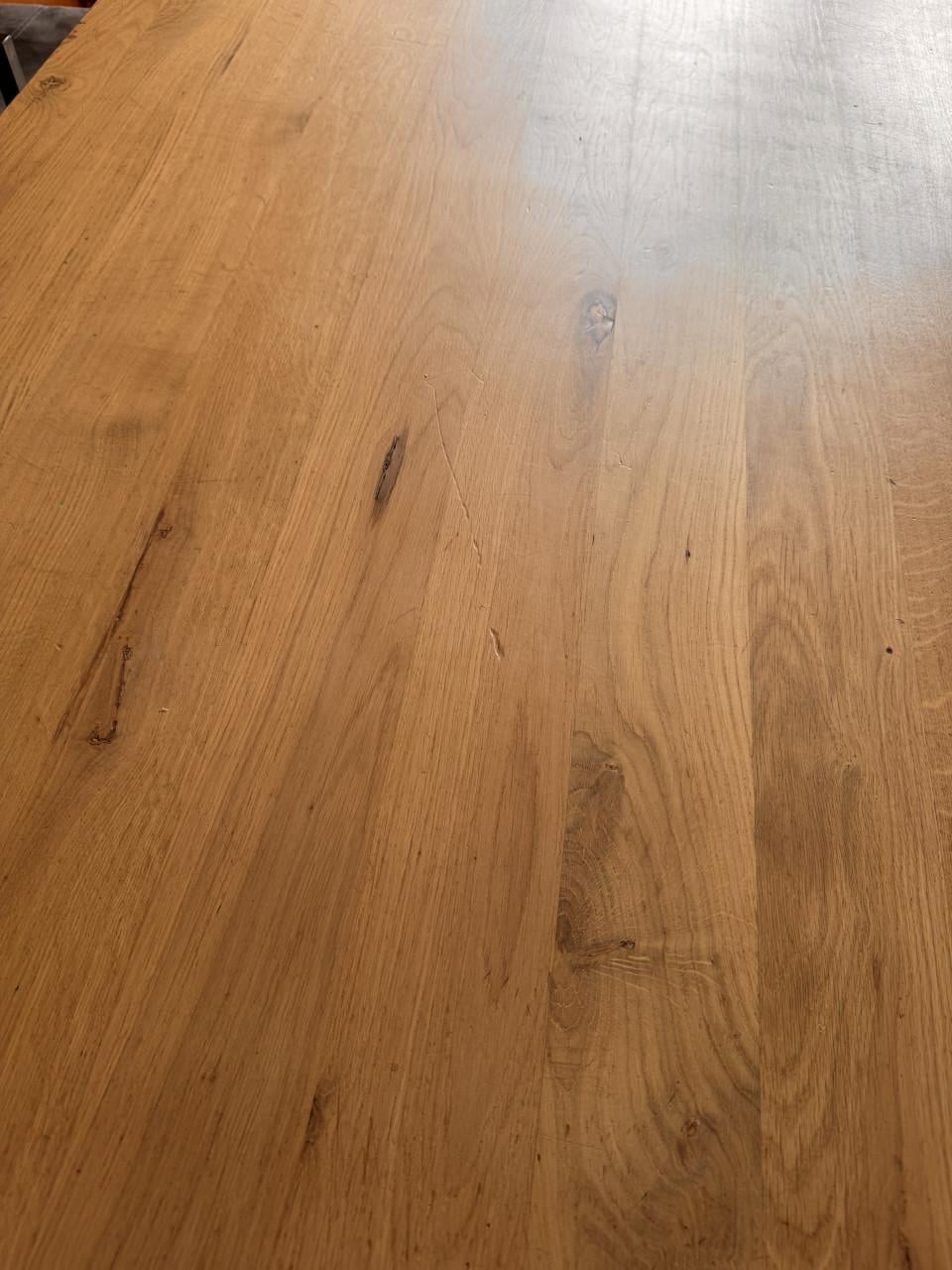 Robuuste eiken eettafel met metalen spinpoot