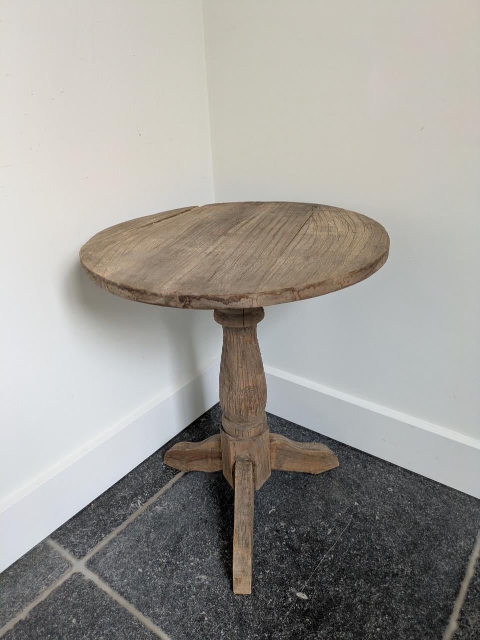 Landelijk houten wijntafeltje