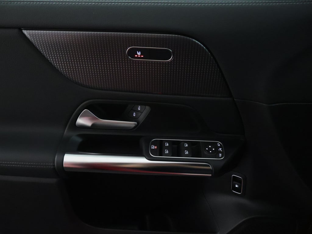 Mercedes-Benz Gla-klasse 250 e business solution luxury line apple carplay 
