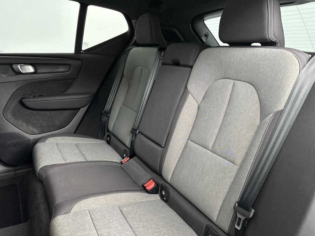 Volvo XC40 b4 194pk plus dark| achteruitrijcamera| trekhaak| adap.cruise
