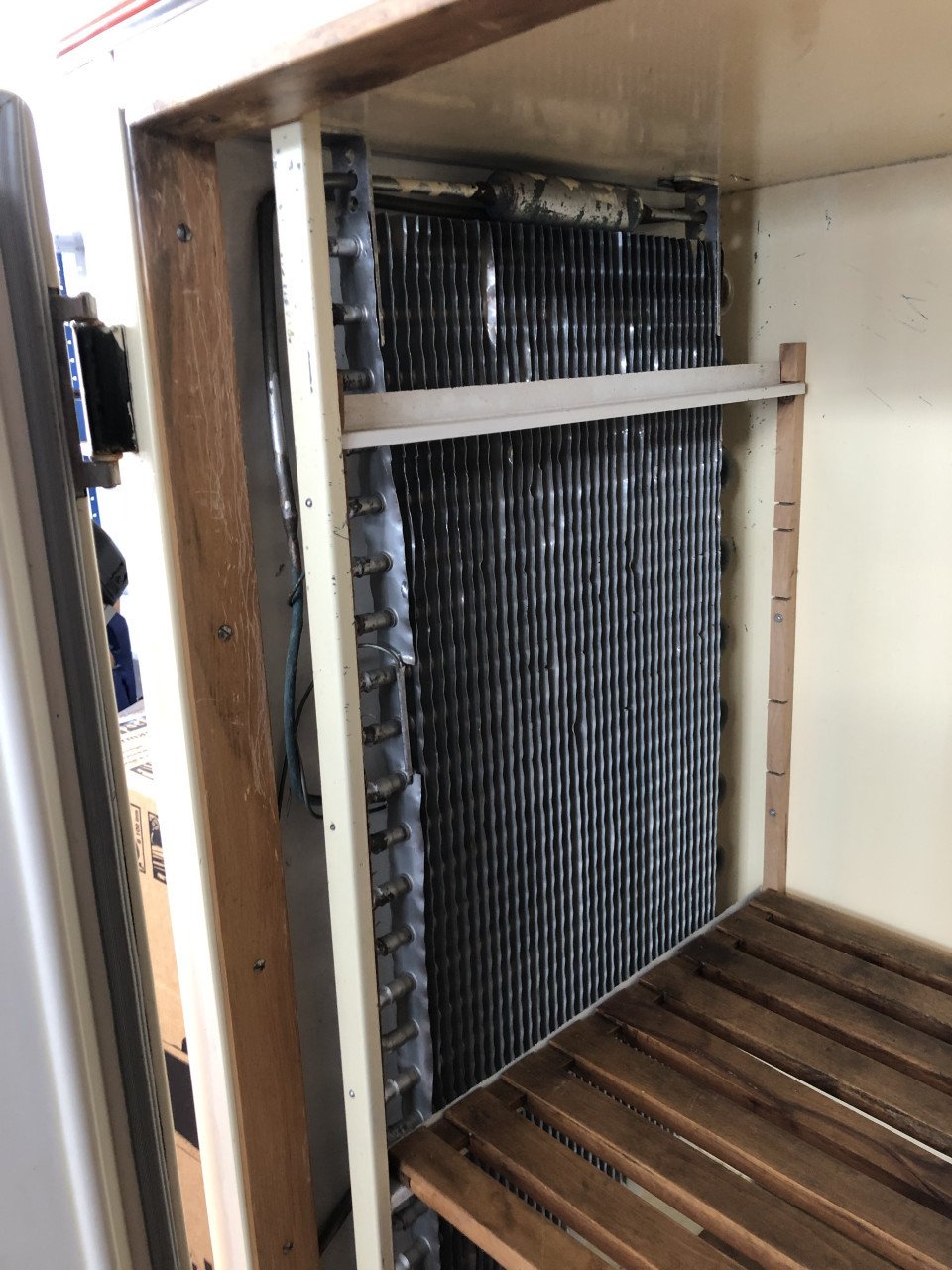 Oude vintage Amerikaanse stijl koelkast met houten legplanken