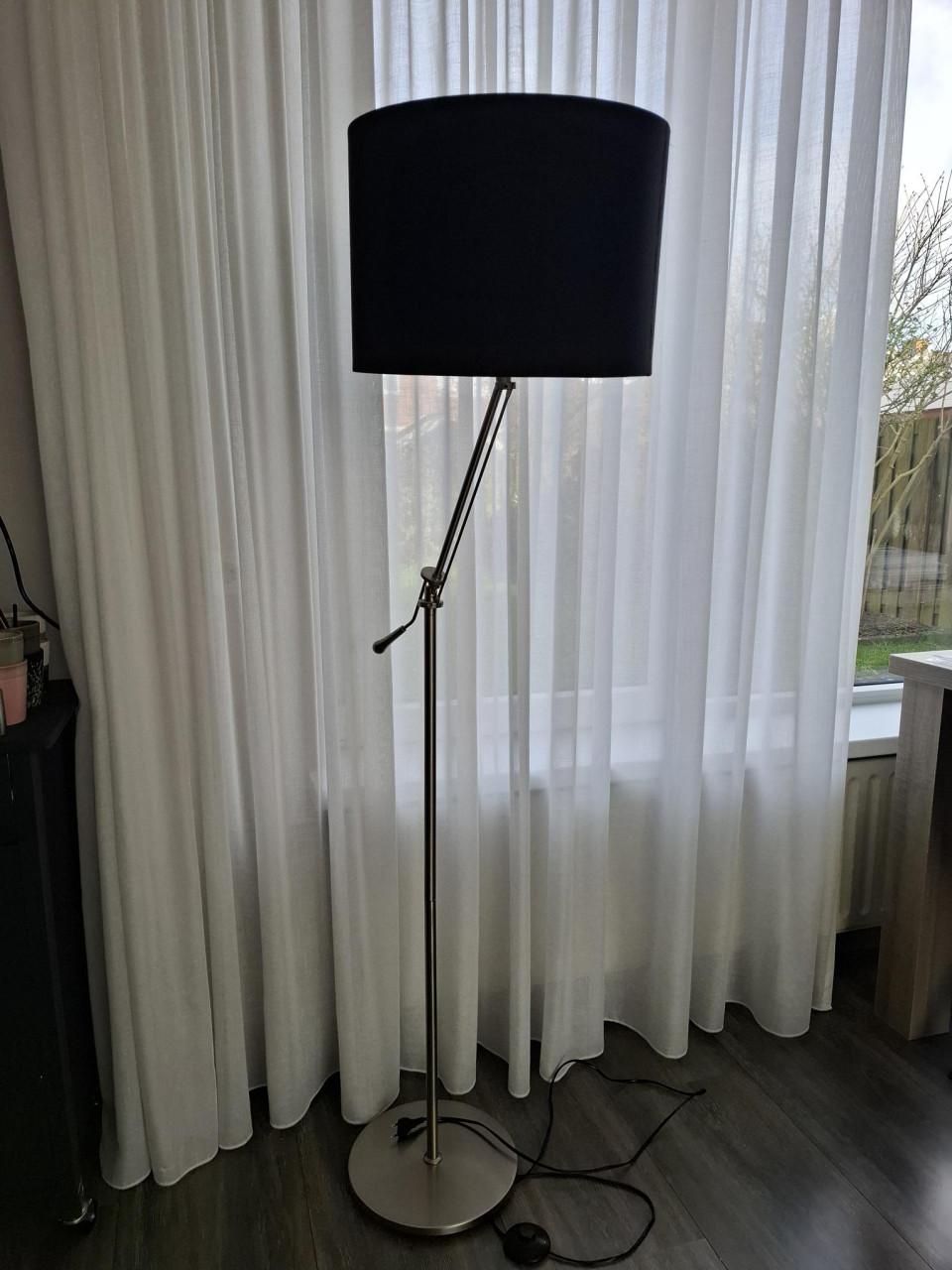 Staande RVS lamp met zwarte kap