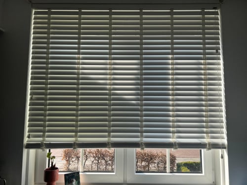 Veneta Houtlook jaloezie met privacysluiting 50mm