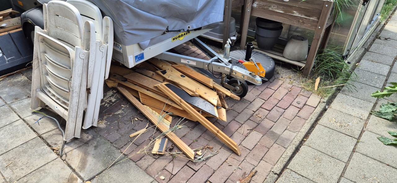 Gratis aangeboden sloophout van tuinhuis