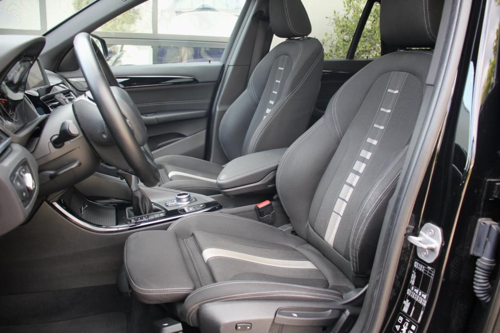 BMW X1 xdrive20i sport line automaat - led - pano - navi - stoel verw - cru